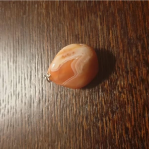 Carneol kristallhänge - Vackert och ganska stort karneol hänge. Skickar fler bilder om så önskas😊