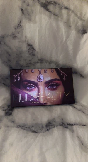 Huda Beauty Palette - Jättefina färger och passat jätte bra till båda en vardags men även fest look. Köpte den när jag var yngre och det är även därför den är lite skadad. Däremot är det inget fel på själva ögonskuggorna och har bara testat den några gånger. Köpt för ca 670kr.