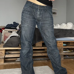 Jeans - Jeans, lite slitningar nedtill