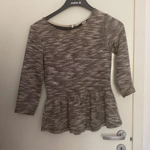 Blus - Fin blus med kedja baktill