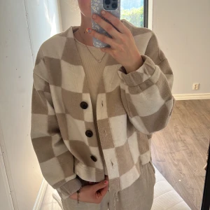 Snygg höst/vår jacka - Mjuk fleece likande jacka, lite knottrig från tvätt men inga skador eller så, använd Max 3 ggr