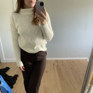 Kabelstickad tröja med krage - Använd fåtal gånger. Inköpt i vintras på lager157.