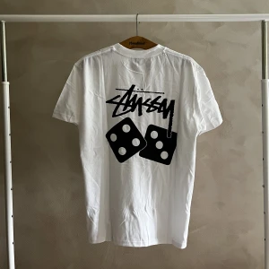 Stussy tröja - En äldre stussy tisha med tärningsmotiv.  Storlek medium