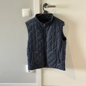 Boomerang väst - Stor flyttstädning Alla plagg i storlek S-M och passar ca 1.70-185cm samt 70-83kg  Finns i Uppsala