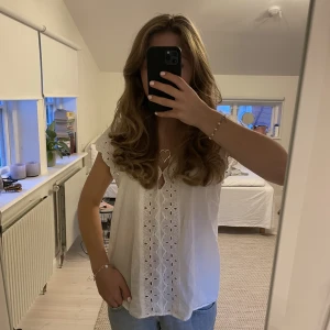 Vit blus - Säljer denna superfina blusen från hm i storlek 38.