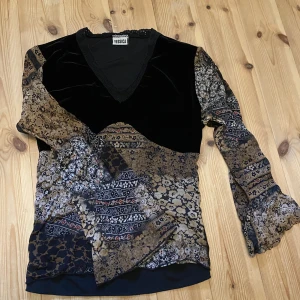 Topp - Långärmad topp från Yessica i fint skick🐆