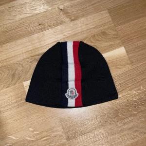 Moncler mössa - Säljer min Moncler mössa (gammal model) för jag inte använder mössor längre skriv vid intresse eller frågor.