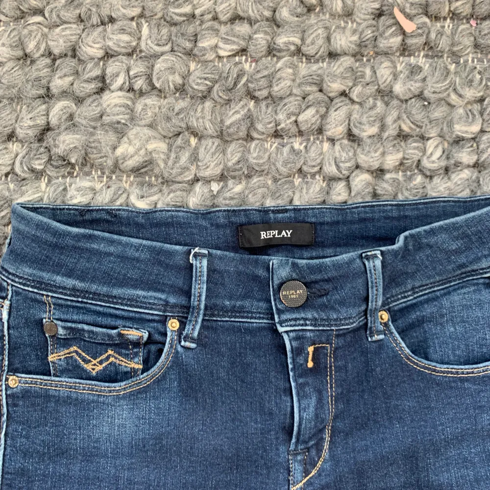 supersnygga replayjeans som såklart är lågmidjade, de är tyvärr för små för mig men dö snygga. Är mellan starkt och bootcut (flared) De är lite slitna mellan låren då jag säljer dom billigare men inget hål eller större defekter!💕💕. Jeans & Byxor.