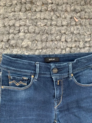 lowwaist replay jeans - supersnygga replayjeans som såklart är lågmidjade, de är tyvärr för små för mig men dö snygga. Är mellan starkt och bootcut (flared) De är lite slitna mellan låren då jag säljer dom billigare men inget hål eller större defekter!💕💕