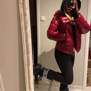  Guess jacka röd - Vill köpa en ny därav säljer jag denna. Jättefint skick och vädligt bekväm & varm! Snygg färg oxå!! Passar S/M