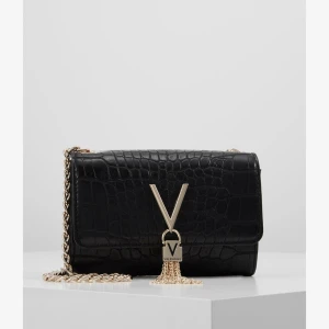 Valentino väska - Svart väska med guld detaljer. Orginalpris 750. Väskan är i bra skick då den endast är använd några gånger. Guld färger har blivit lite rosa på vissa ställen. Lånade bilder så skriv för egna bilder💞