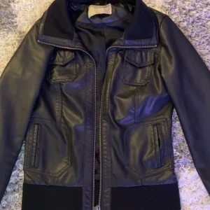 Vintage skinnjacka  - En supersnygg vintage skinnjacka i bra skick. Säljer den pga att jag har 2 och den inte kommer till användning. Enda felet är att den lilla delen som man hänger upp jackan är av men den går att hänga upp ändå med lappen. Köparen står för frakten💘💖💓