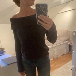 Fin off shoulder stickad tröja i nyskick  - Endast använd 3 gånger, storlek 170 från Kappahl men passar Xs-M beroende på hur du vill att den ska sitta🩷Mörkgrå/svart och kliar inte 