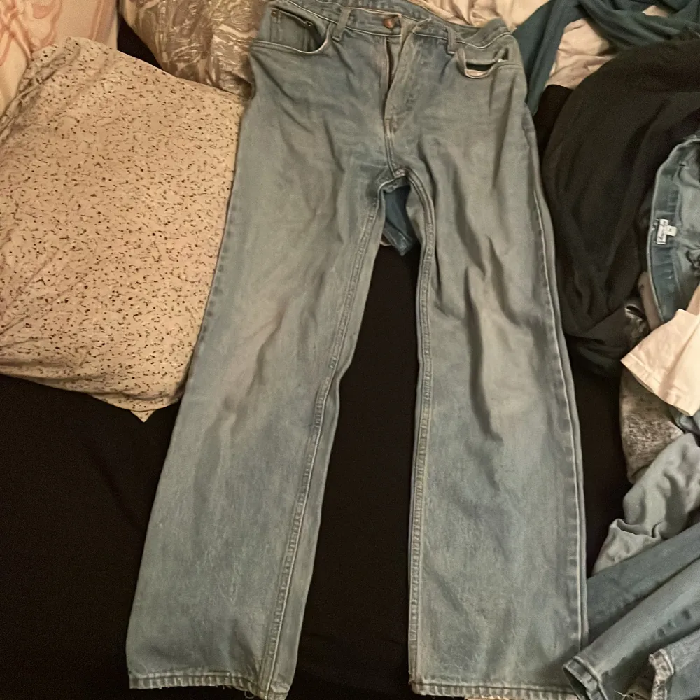 Säljer ett par Levis jeans, nypris 1300 och vill ha 400 kr för dem. Passformen är skit snygg och de sitter ass snyggt på. Jeans & Byxor.