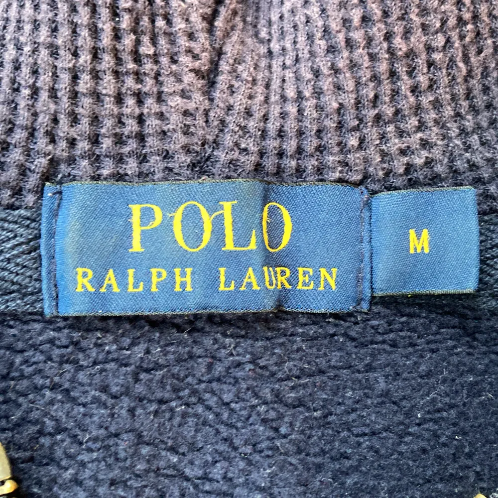 Polo Ralph Lauren i användt skick. Snöret medföljer. . Hoodies.