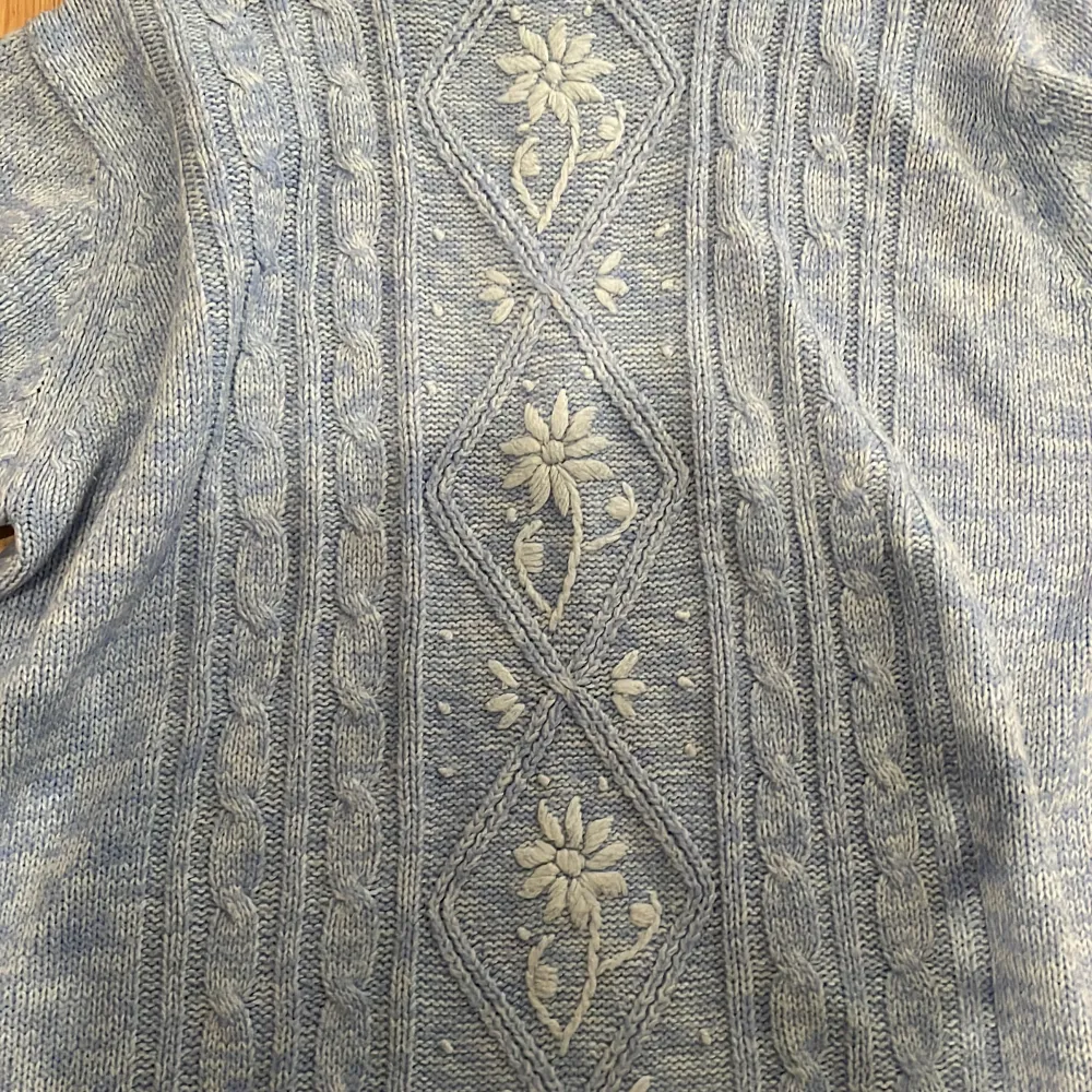 En riktig sån där grandpa/grandma sweater man vill ha till hösten/vintern med broderade blommor<4. Stickat.