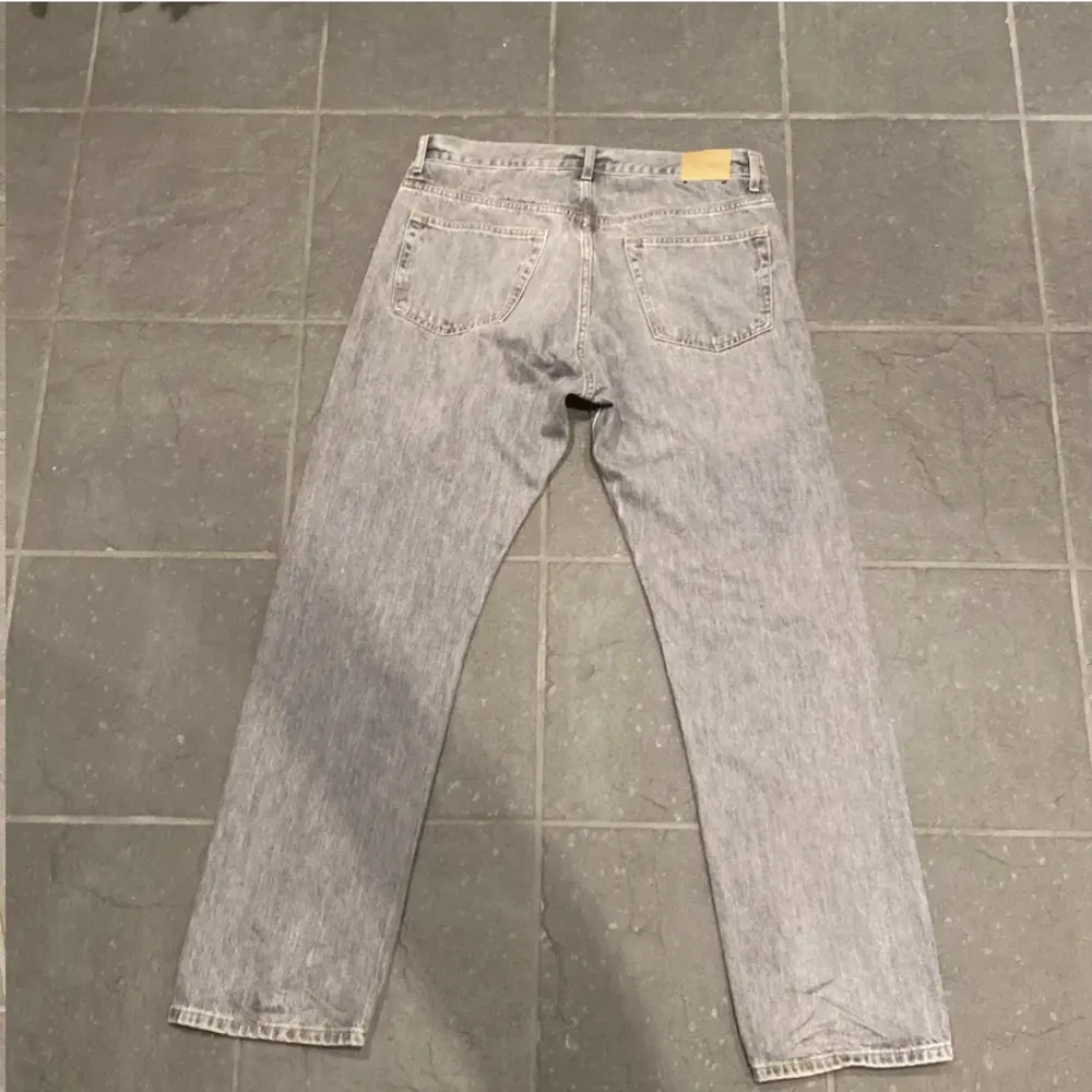 Weekday jeans  Helt nya, använda fåtal gånger, skick 10/10  Kom med prisförslag. Jeans & Byxor.
