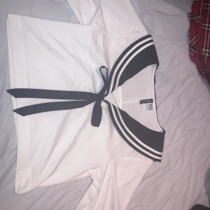 T-shirt  - Säljer den här School girl/ seglar tröjan!   