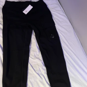 C.p company byxor - Testade en gång lappen är kvar ny pris 2000:- på care of Carl ”Diagonal Raised Fleece Lens Sweatpants Black” 