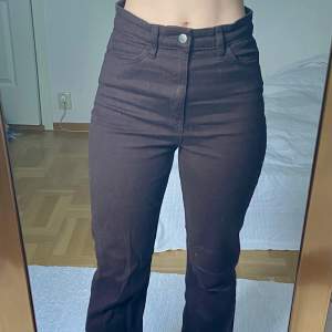 Bruna jeansbyxor från Lindex 🤎 De är ankellängd på mig som är 167cm 😊