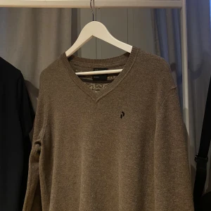 Peak tröja - Kabelstickad tröja från Peak Performance. Size S, skick som NY