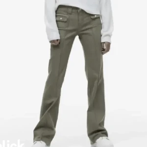 Cargo byxor H&M - Helt slutsålda och så coola byxor från hm! Skriv för fler bilder 🫶🏻  BUDA💚 
