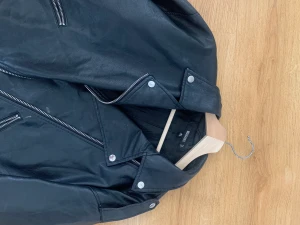 oversized skinnjacka  - har några defekter och saknar sitt bälte därav priset 