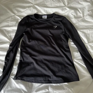 Gymshark träningströja - Säljer denna träningströja från gymshark. Använder inte längre därav säljer jag den. Är som ny🖤🩶🤍