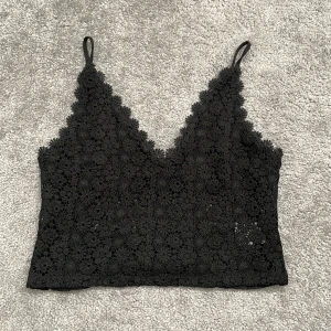 Spets linne - Ett spetslinne från H&M helt oanvänt. V-ringning och cropped Storlek L men sitter som en M. 