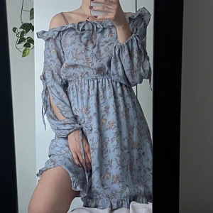 Drömmig klänning  - Man kan ha den över axlarna eller knyta hårdare och ha den som en vanlig klänning   Obs passar S!!