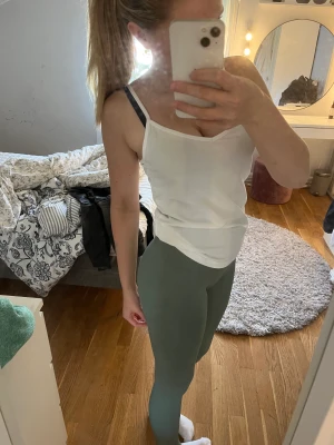 Tränings tights  - Ett par gröna väldigt fina träningstights! Fint sick och nästan aldrig andvända.💕