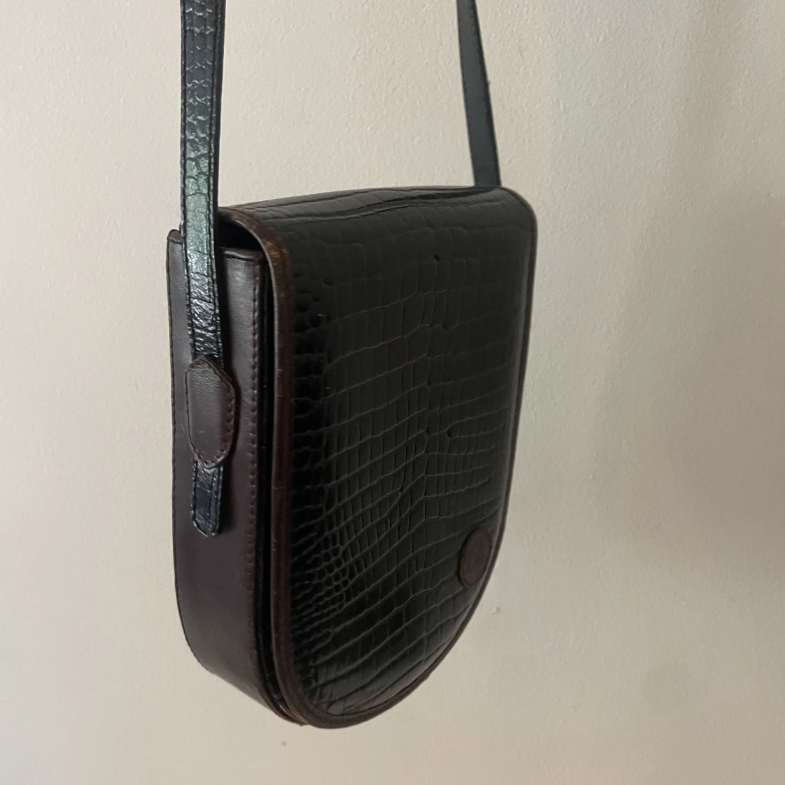 Svartbrun axelremsväska