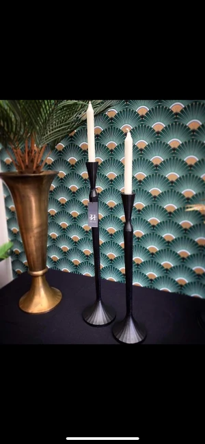 Ljusstake  - Ljusstakar i Svart Aluminium med coolt mönster. Säljes som par. O12xH50&H60cm. Nu 699kr. Ursprungligen 1190kr.