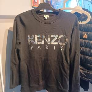 Säljer min Kenzo tröja. Köpt på Kenzo,s egna sida för ca 2000kr Har haft den i typ 1 år. För mer information skriv till mig. 