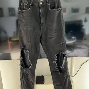 Svarta jeans från na-kd i storlek 38. Dom är vida blandat med raka typ.