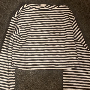 randig tröja från hm🥰 - säljer nu denna för att den inte kommit till någon användning! egna bilder kan såklart lösas på alla plagg! 