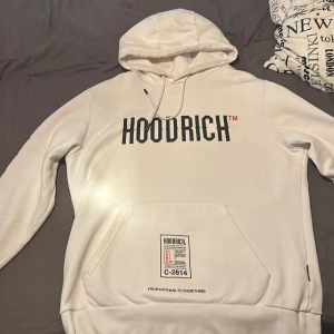 Hoodrich  - 2 veckor gammal bara, har använd den 2/3 gånger då den inte riktigt passade mig. Bra skick, inga skador. 