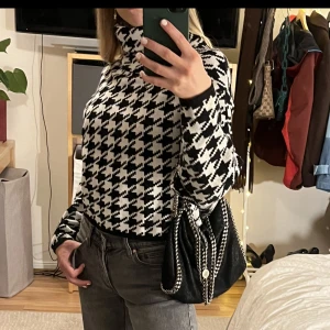 Långärmad - Så cool tröja jag inte längre använder så mycket som den borde användas! Jätteskönt material och i nyskick💕💕