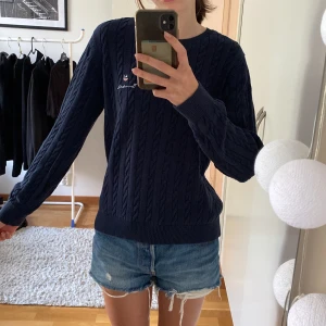 Bondelid tröja - Jättefin kabelstickad Bondelid-tröja, mycket sparsamt använd och utan defekter. Skriv för fler bilder🩷