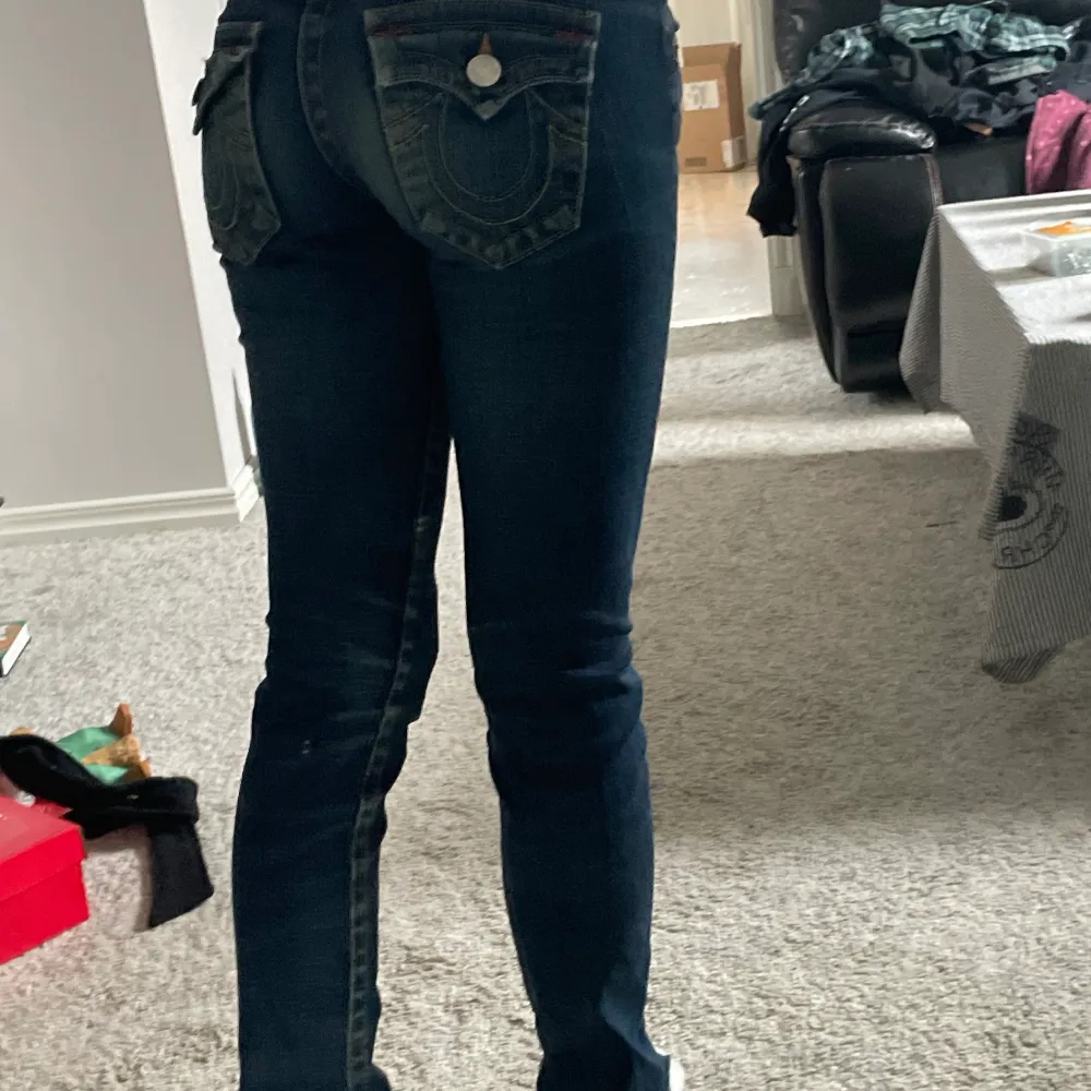 Säljer dessa jeans från true religion då dom är lite stora för mig, har klippt dom längst ner då dom va för långa, passar mig som är 1,69.💘. Jeans & Byxor.