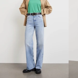 Jeans från Ginatricot  - Jeans från Ginatricot i modellen ”Idun straight jeans” endast använda 1 gång så i princip som nya ☺️ skriv gärna för mer bilder!