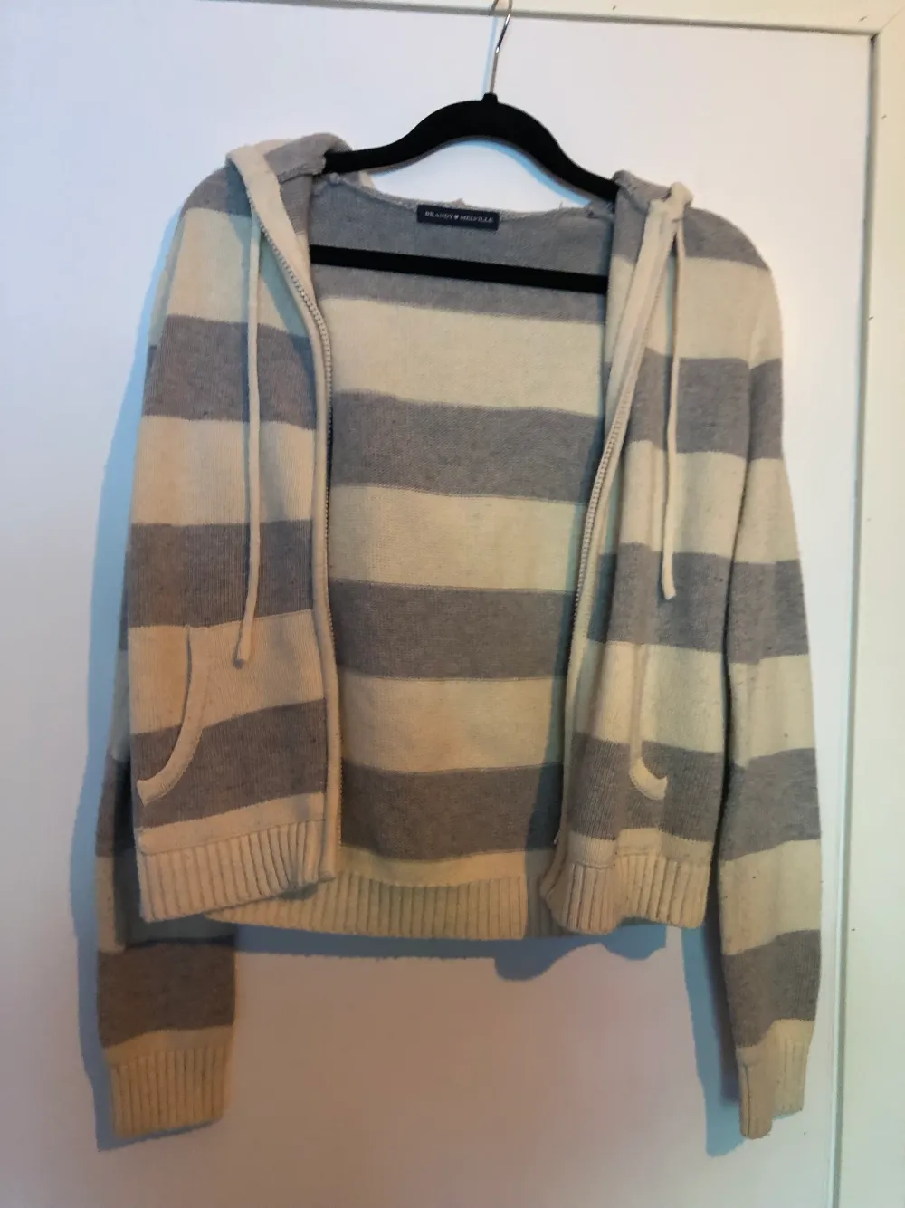 Alana wool zip up sweater från Brandy Melville. Fint skick men lite nopprig, dock inget som stör.  Onesize motsvara cirka S . Tröjor & Koftor.