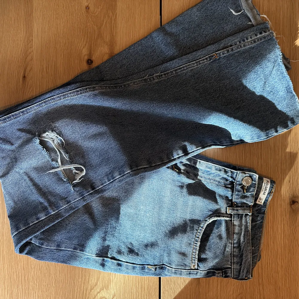 💓Blåajeans med slitningar och slits 💓Storlek 40 💓Från Pull&Bear 💓kan skickas, köparen betalar frakt . Jeans & Byxor.