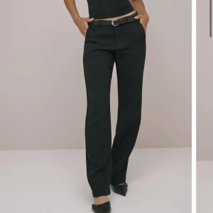 Lågmidjade kostymbyxor 32 - Sjukt fina lågmidjade kostymbyxor, aldrig använda (prislapp kvar) glömde returnera i tid… dom är tyvärr förstora för mig men så sjukt fina! Skulle säga att dom sitter som en XS