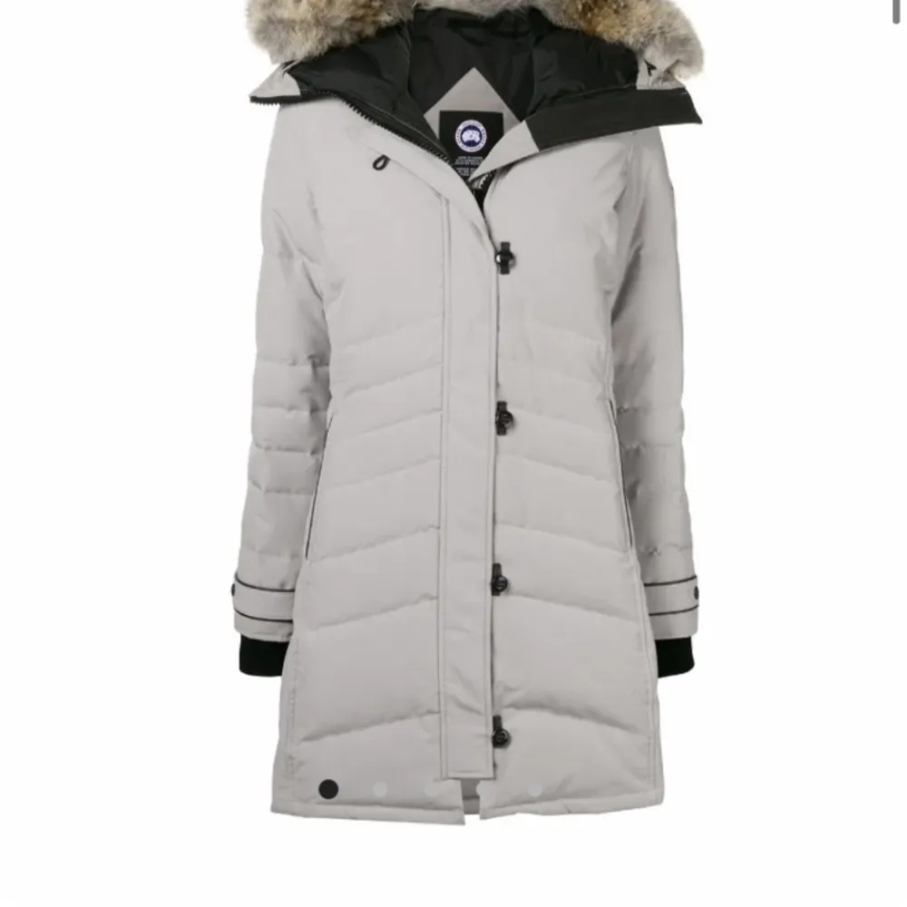 Säljer nu min fina Lorette Parka från Canada Goose. Inköpt på Länna sport, kan mötas upp för att intyga om äkta. Storlek M. Använd men jätte fint skick. Pris kan diskuteras vid snabb affär. Nypris 13 253 kr.. Jackor.