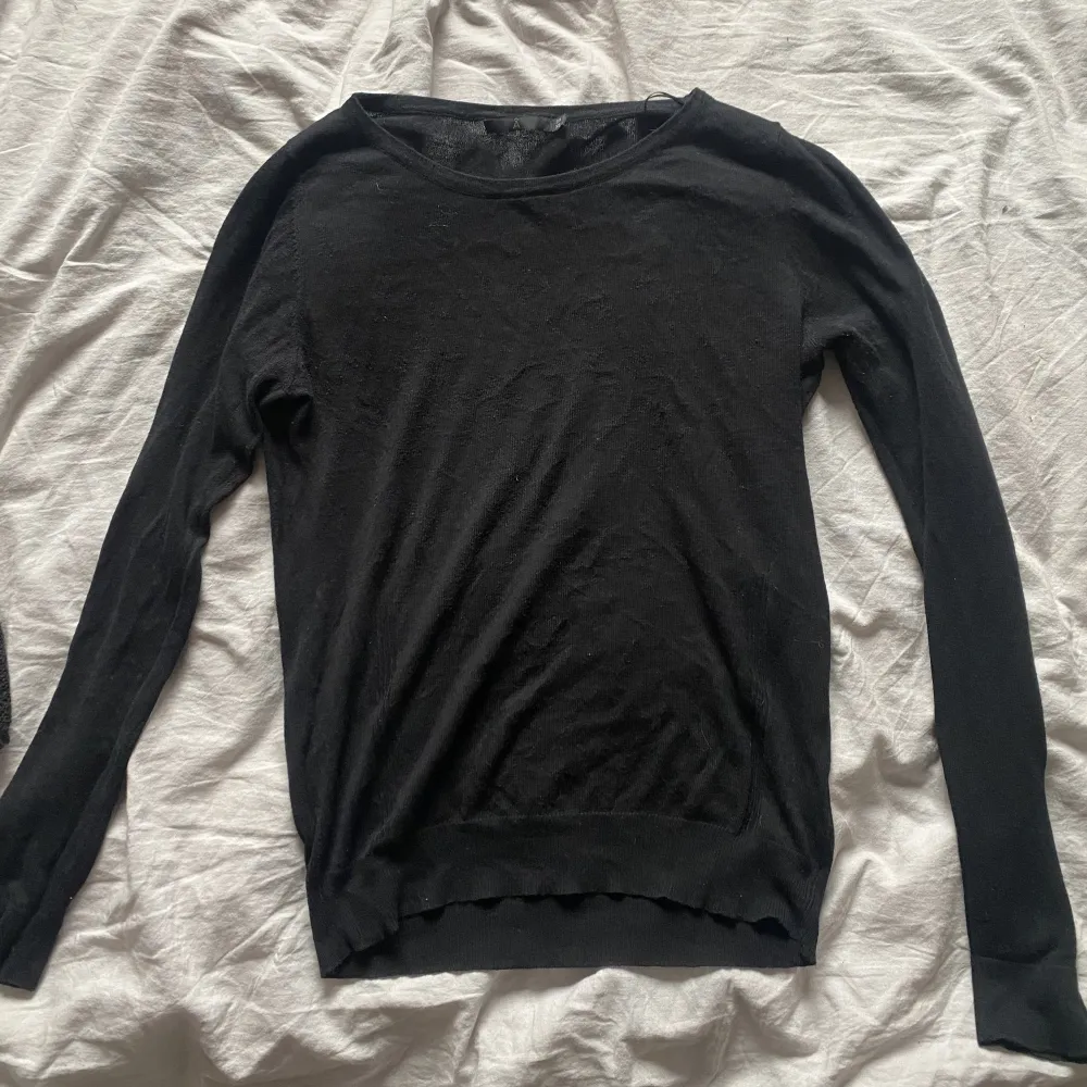 En svart långärmad stickad tröja från Åhléns! Den sitter inte tajtare nere vid magen och i slutet av ärmarna, men väldigt bekväm! . Toppar.