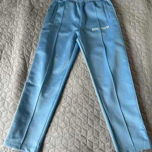 Palm angels byxor  - Jag säljer ett par ljusblåa palm angels byxor. Jag har använt dem ett fåtal gånger. Skick 8/10, pris 700kr
