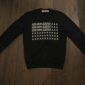 Golden goose tröja - Golden goose sweatshirt passar både storlek S och M. Trycket lyser även i mörkret. Skick 9/10. Nypris 3500 - 4500kr.  