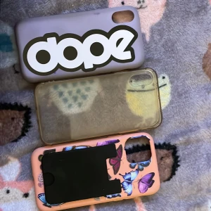 mobilskal iphone - asså dugligt skick så därför säljer jag dom billigt, dom passar iphone ca och de med korthållare på iphone 11🩷