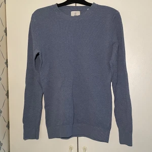 Bläck stickad tröja - Blå stickad tröja från Bläck i bra skick. Nypris 599. Pris kan diskuteras